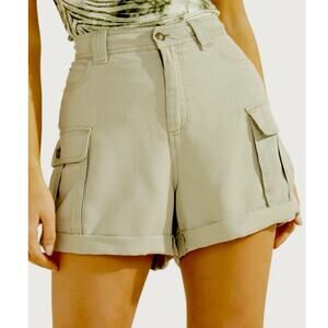New GUESS Iris Cargo Cuffed Shorts Utility Light Green Baggy Beach Pool Cruise
